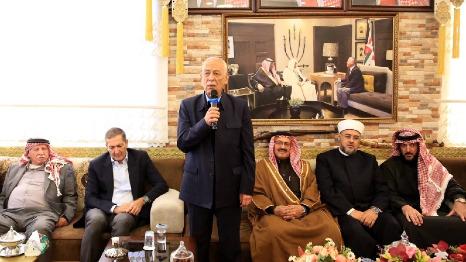 مندوبا عن الملك وولي العهد.. العيسوي يعزي عشيرة الحويان