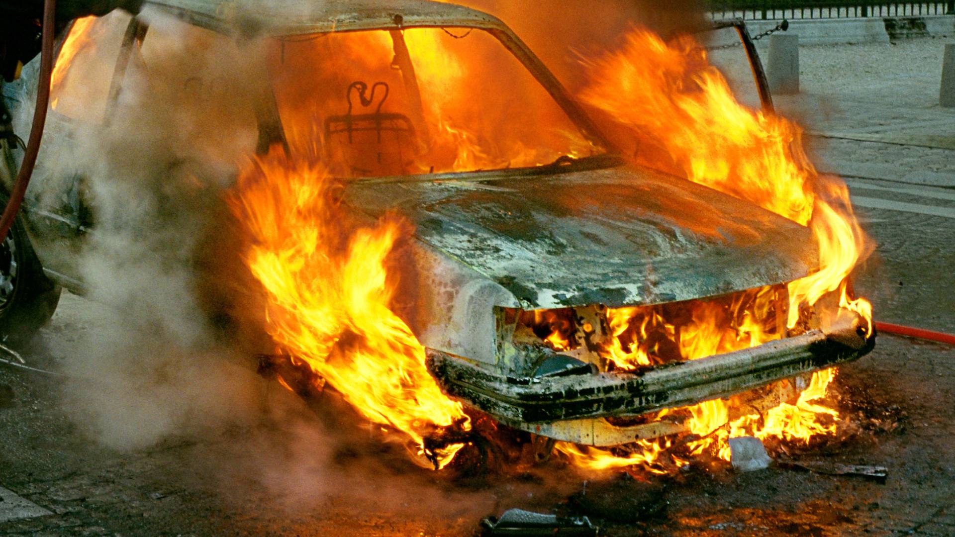 صورة تعبر عن احتراق مركبة