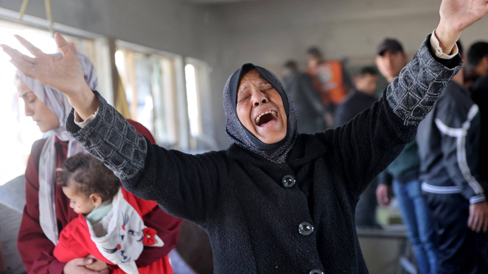 فلسطينية تصرخ قهرا في قطاع غزة