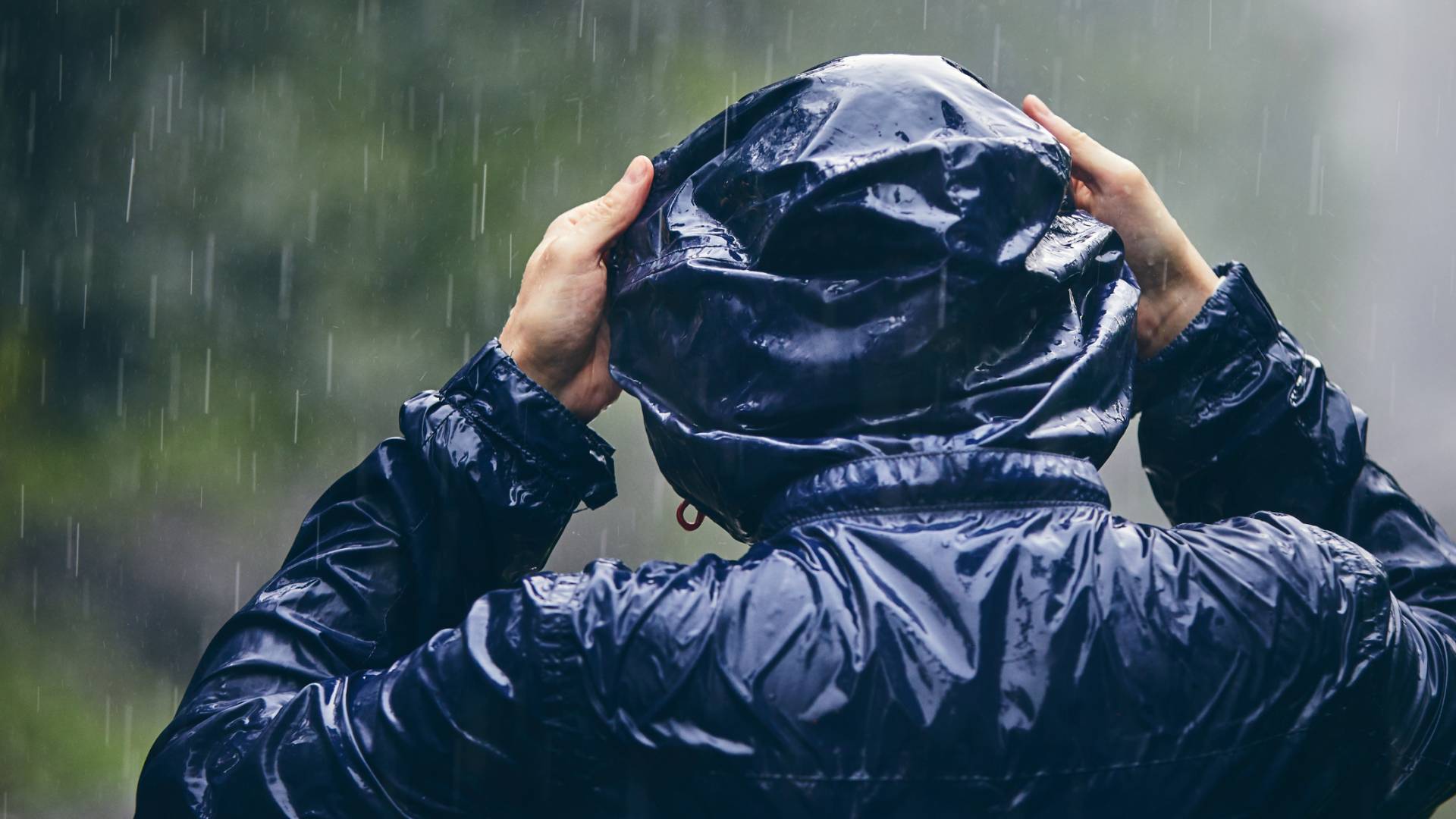 شخص يرتدي ملابس دافئة تحت الأمطار