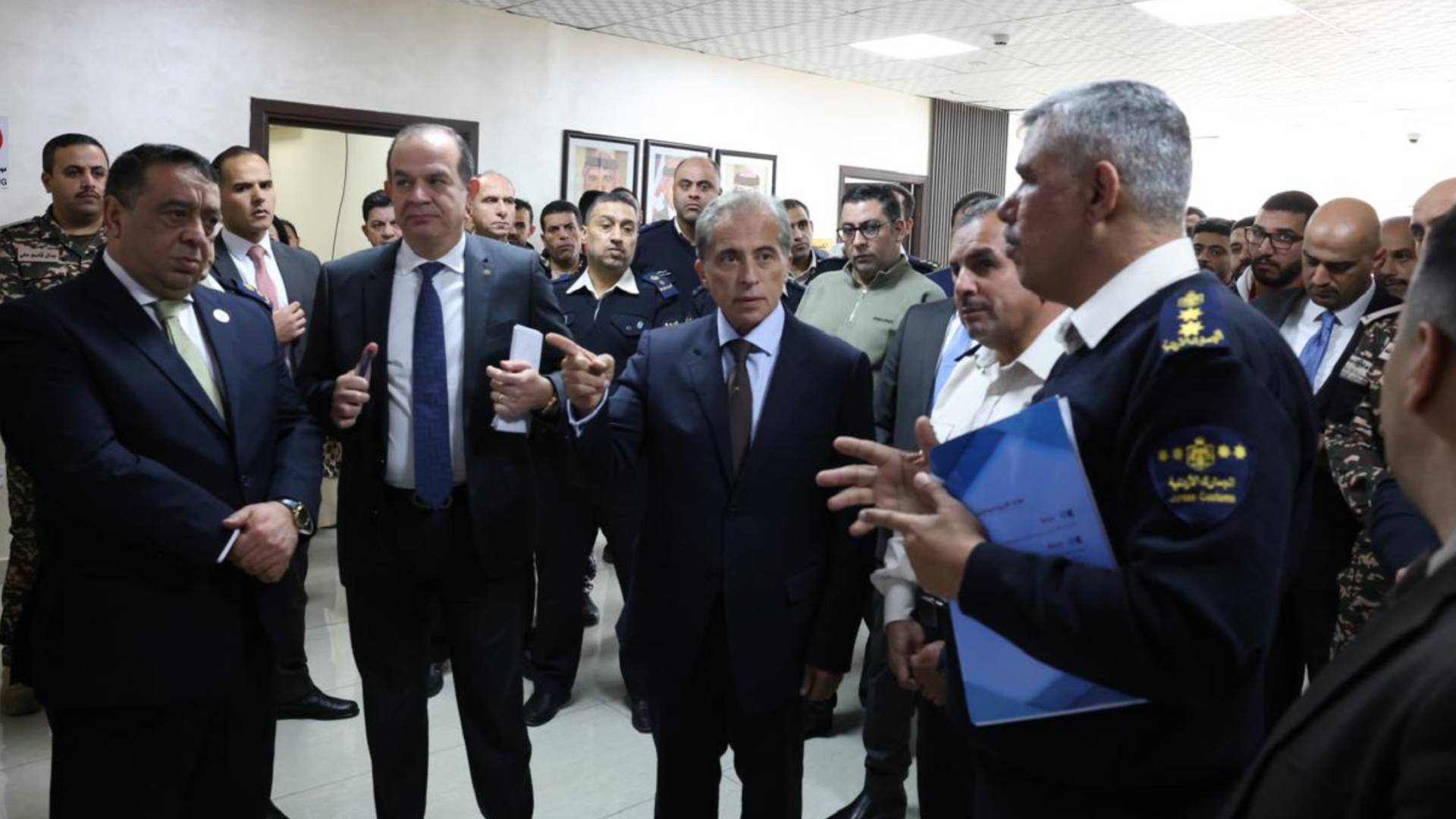 رئيس الوزراء الدكتور جعفر حسان خلال زيارته للبريد الأردني