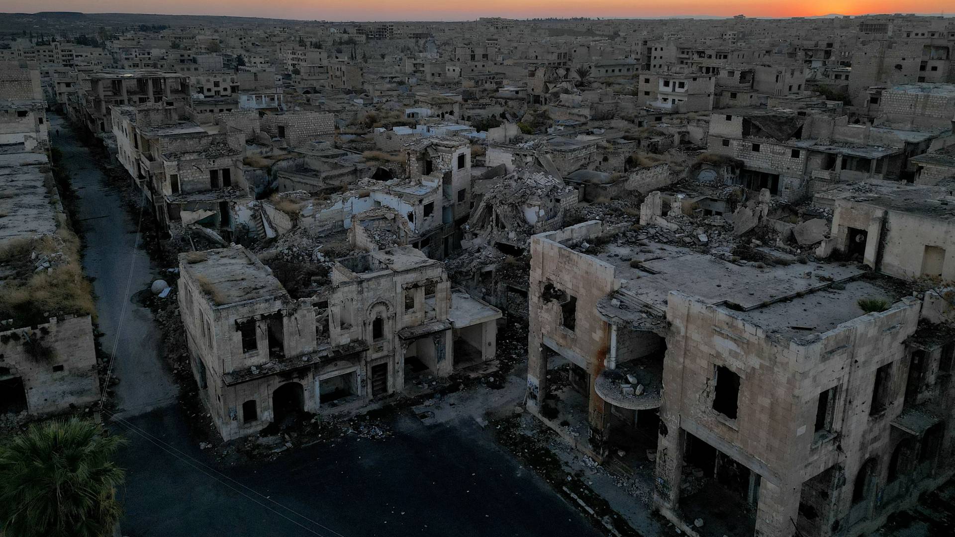 يظهر هذا المنظر الجوي المباني المدمرة في معرة النعمان، في محافظة إدلب شمال غرب سوريا