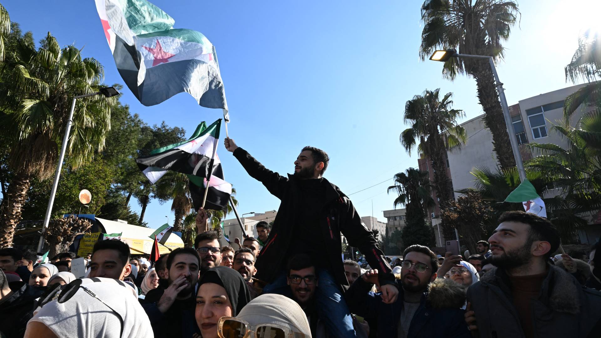 سوريون يحتفلون بسقوط نظام الأسد