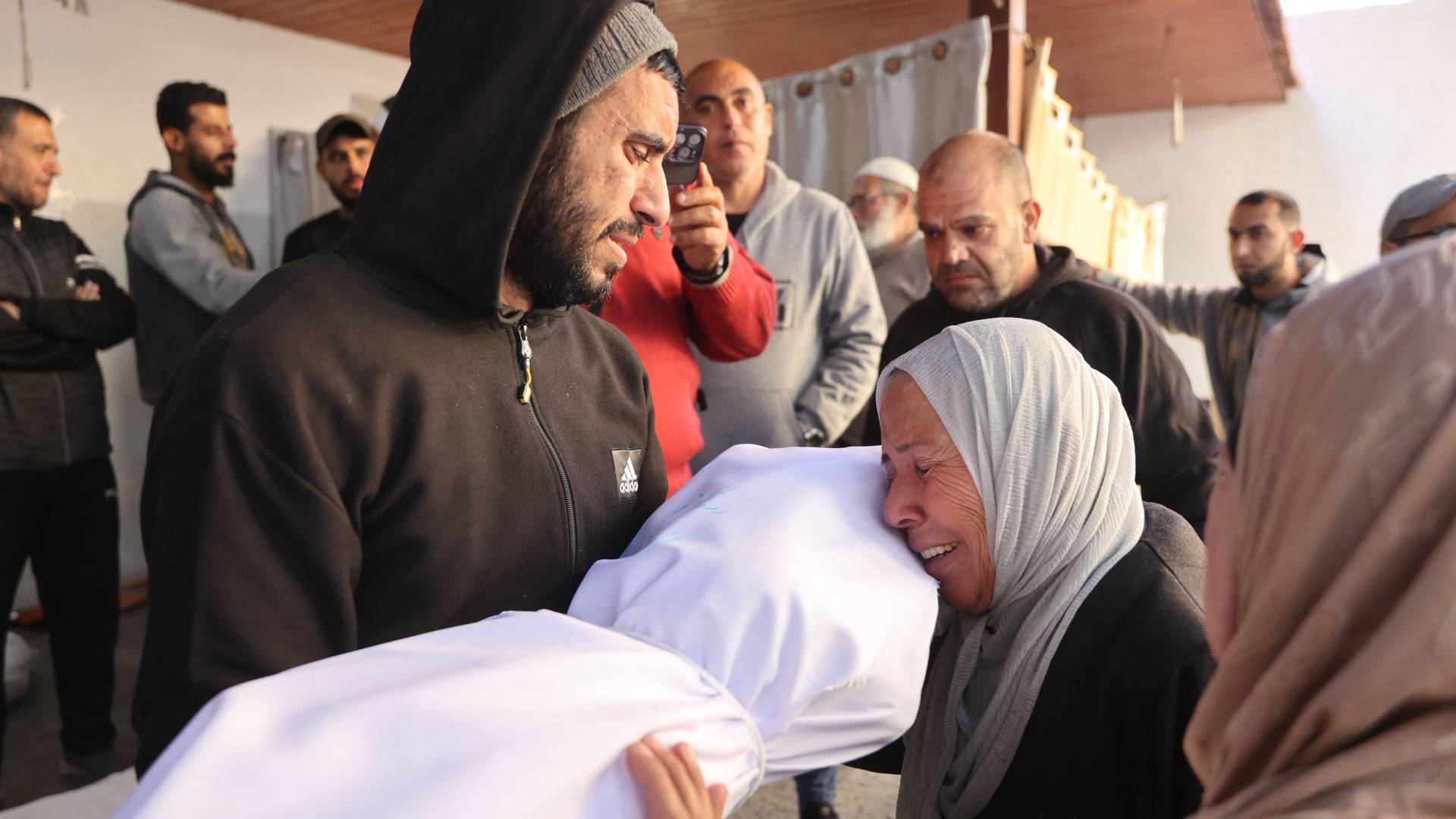 فلسطينية تودع احد أفراد عائلتها في قطاع غزة