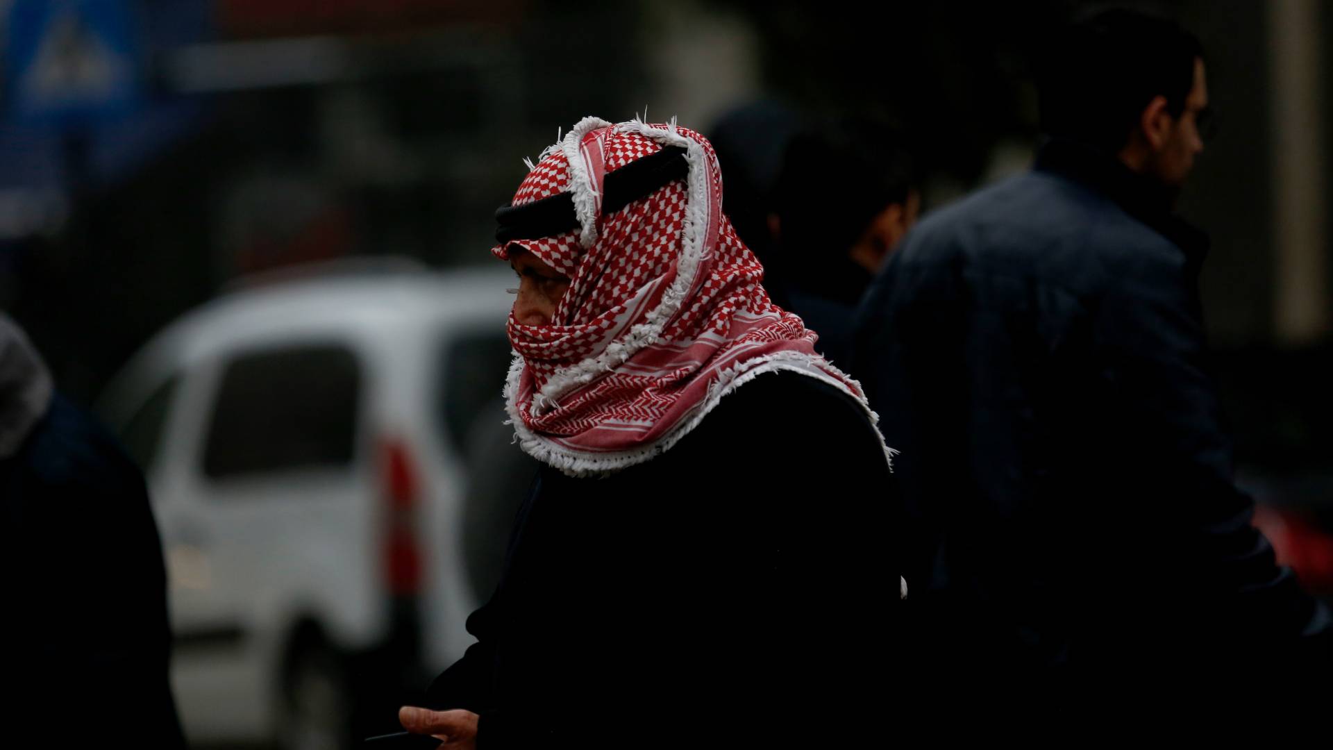 أردني يشعر بالبرد