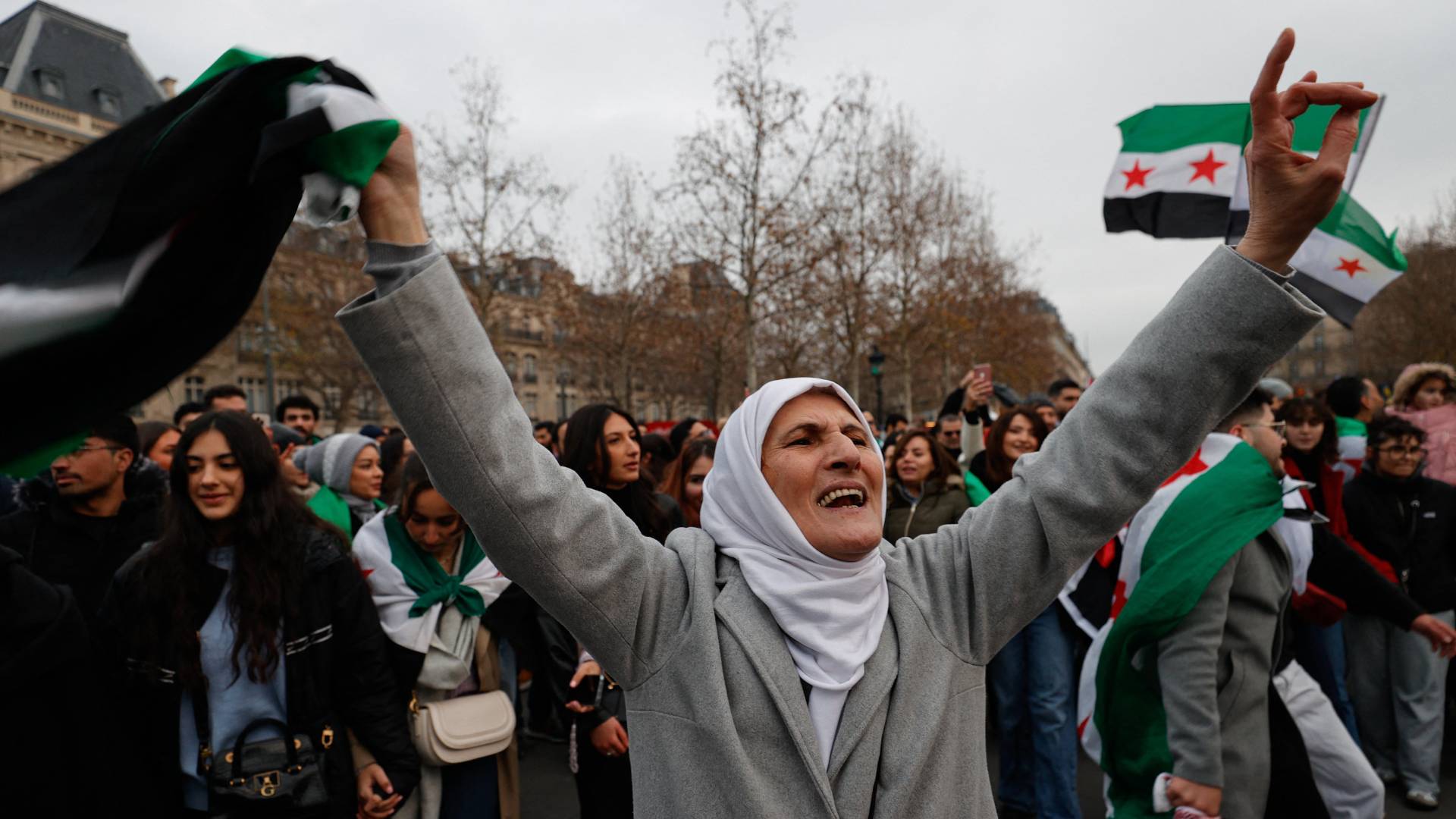 سوريون يحتفلون بسقوط نظام بشار الأسد