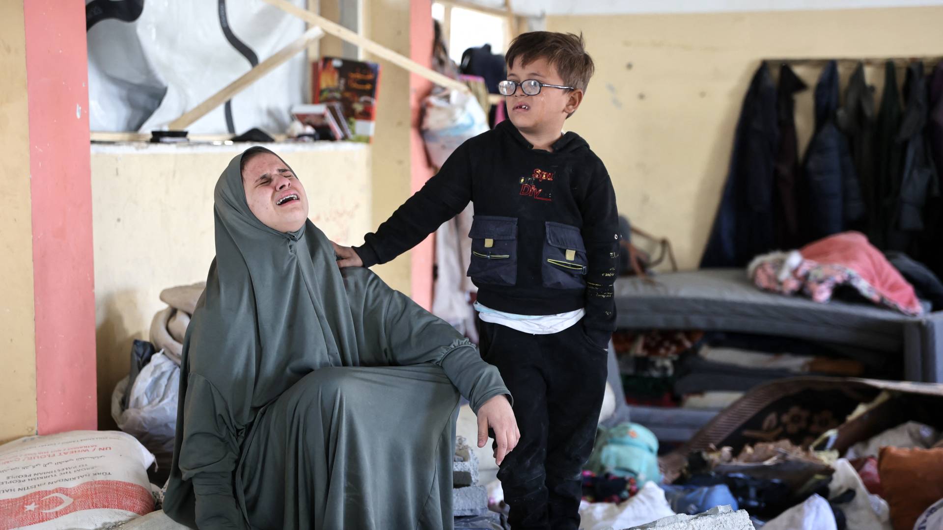 رد فعل إمرأة بعد غارة للاحتلال على مدرسة الماجدة الوسيلة الحكومية التابعة للأونروا في غزة