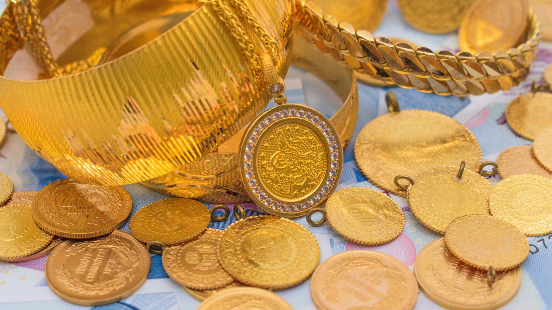 صورة تظهر ليرات الذهب