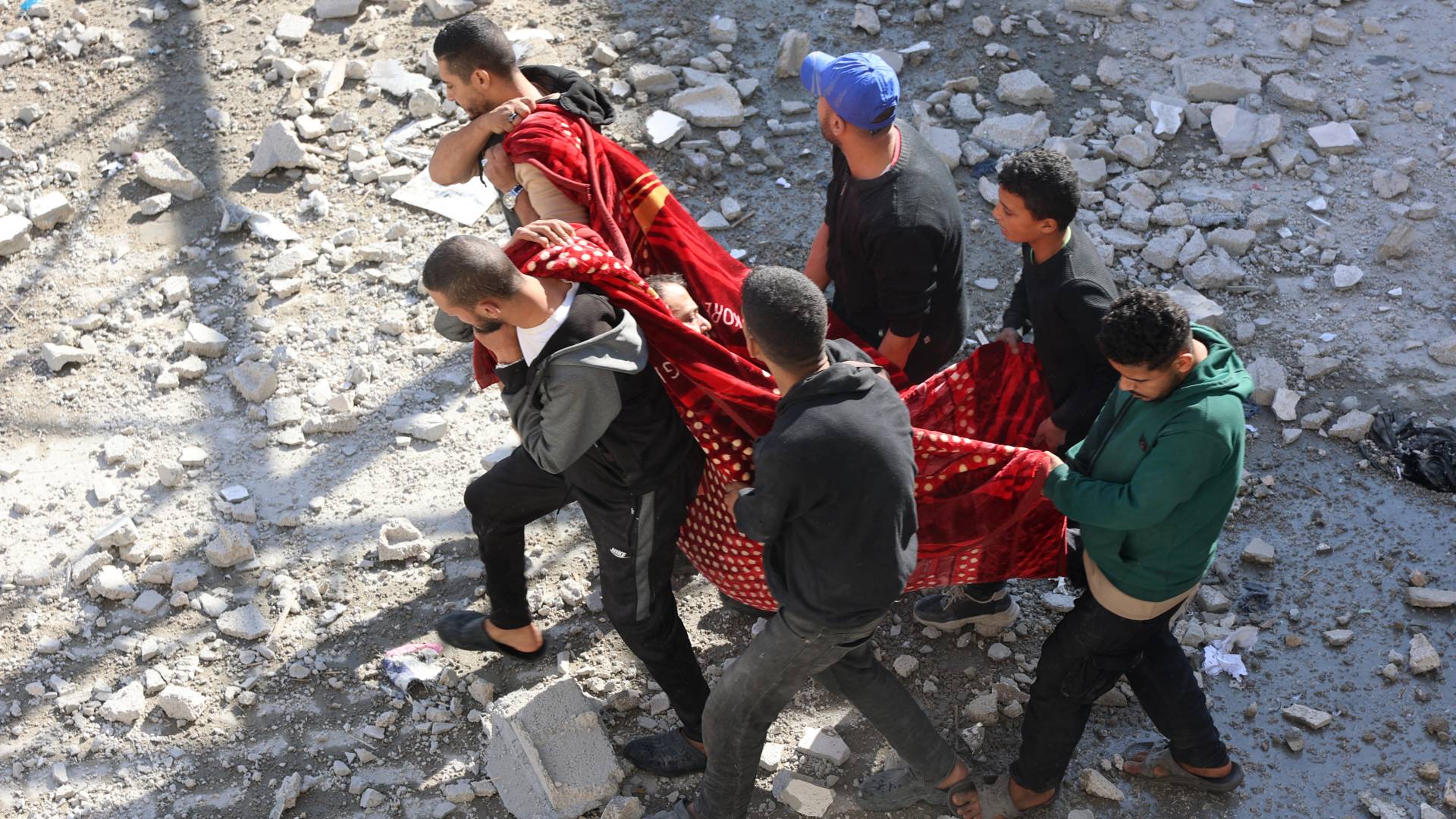 انتشال شهيد في قطاع غزة