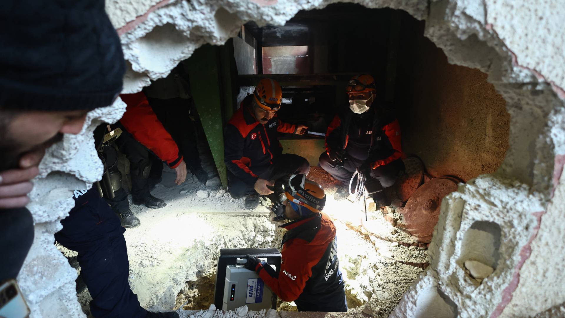 أعضاء من إدارة الكوارث والطوارئ التركية آفاد يبحثون عن سجناء في سجن صيدنايا في دمشق