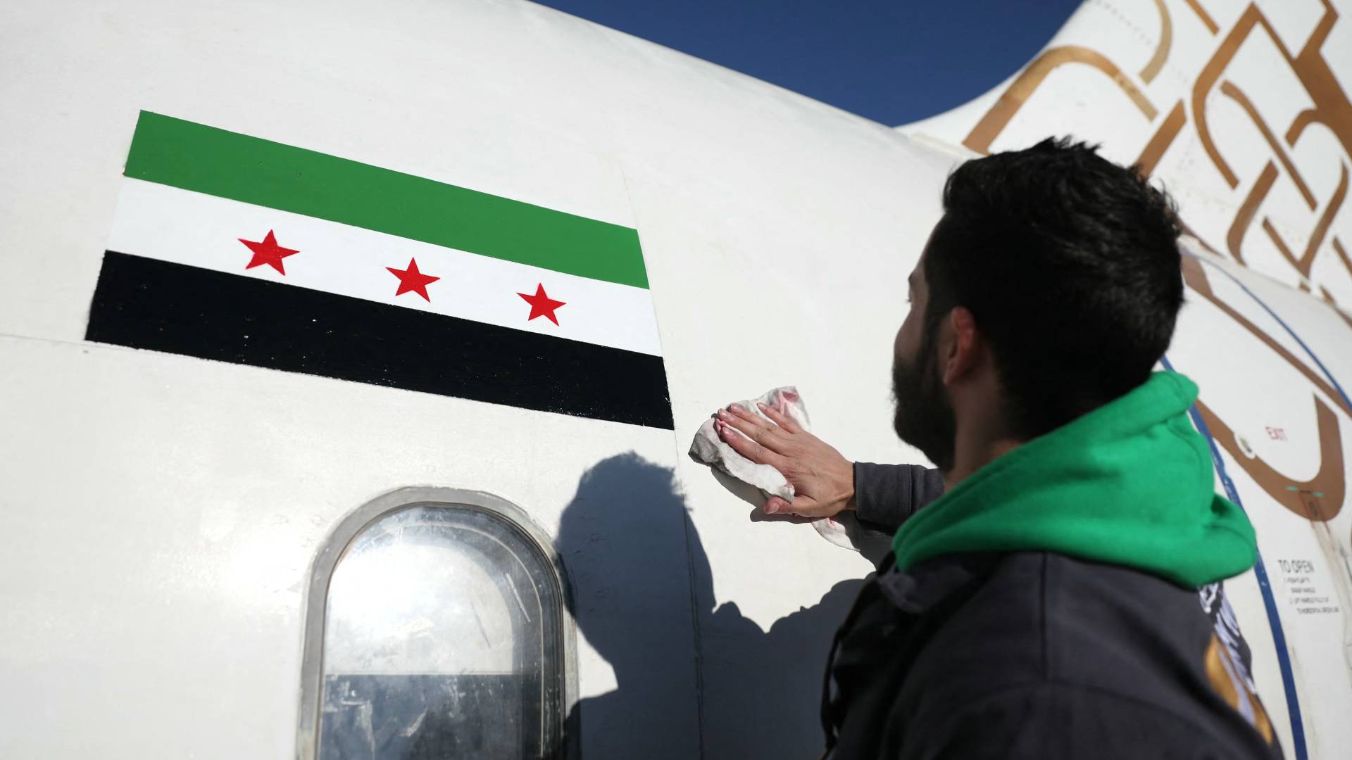 العلم السوري الجديد على طائرة في مطار دمشق