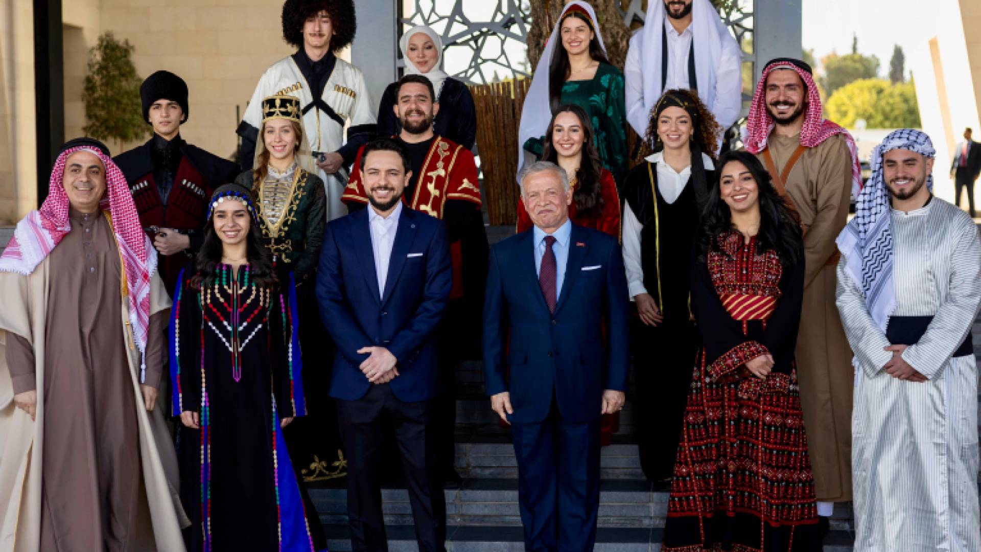 الملك يرافقه ولي العهد يلتقي وجهاء وممثلين عن أبناء العاصمة عمان