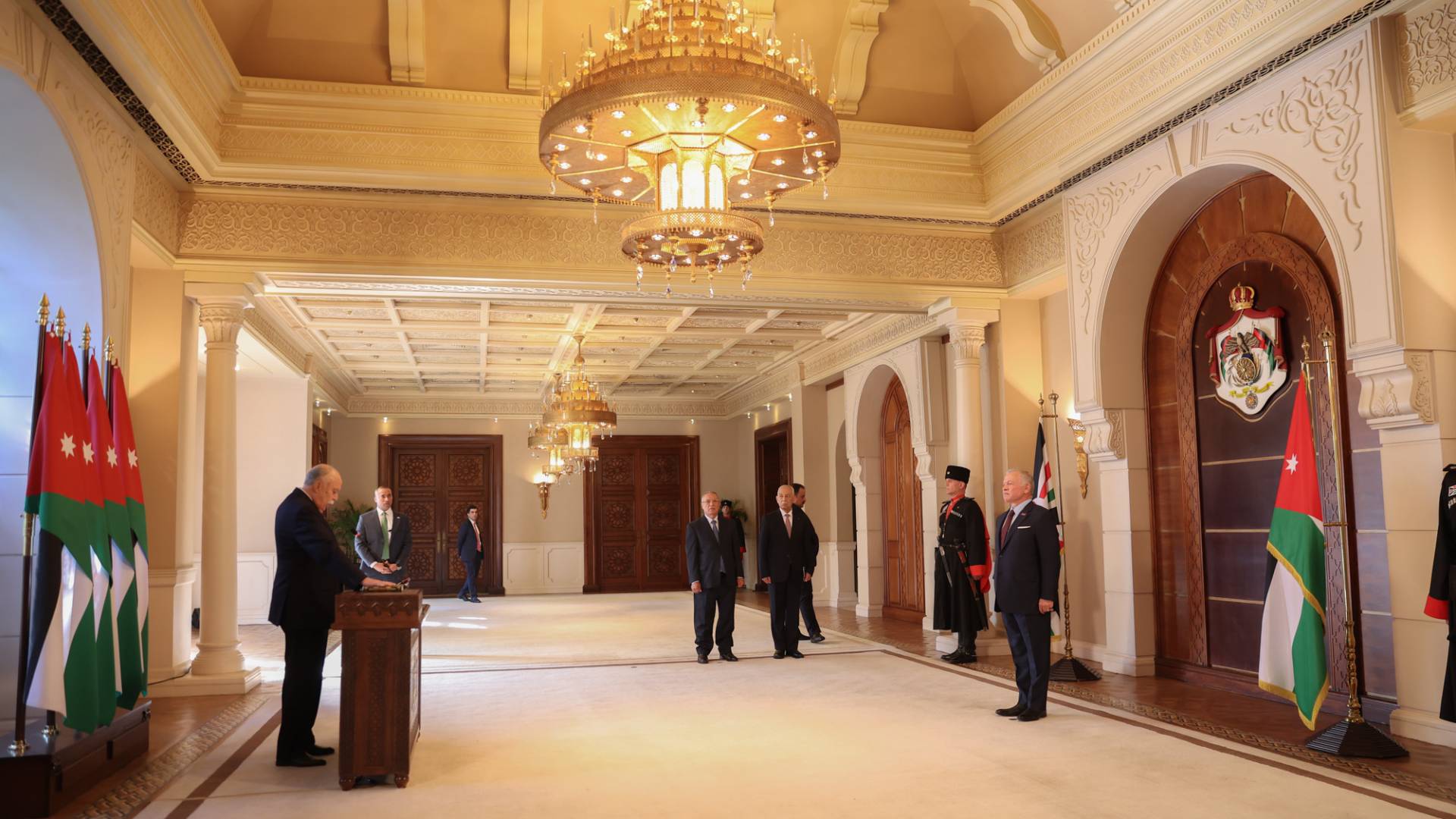 القاضي ناصر التل يؤدي اليمين القانونية أمام الملك رئيسا للمحكمة الإدارية العليا