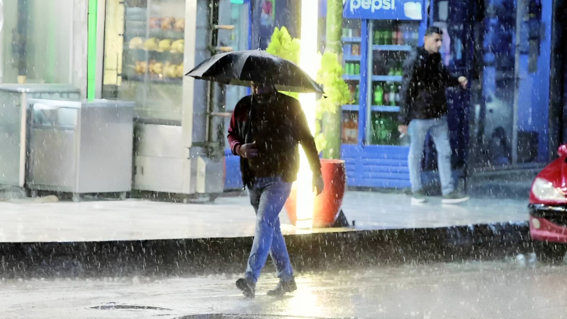 رجل يسير تحت المطر