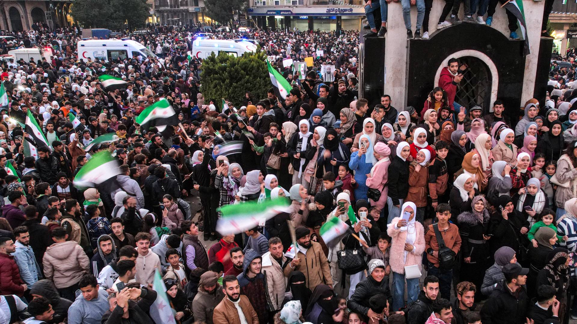 تظهر هذه الصورة الجوية أشخاصا يحتفلون بإطاحة الرئيس السوري بشار الأسد حمص