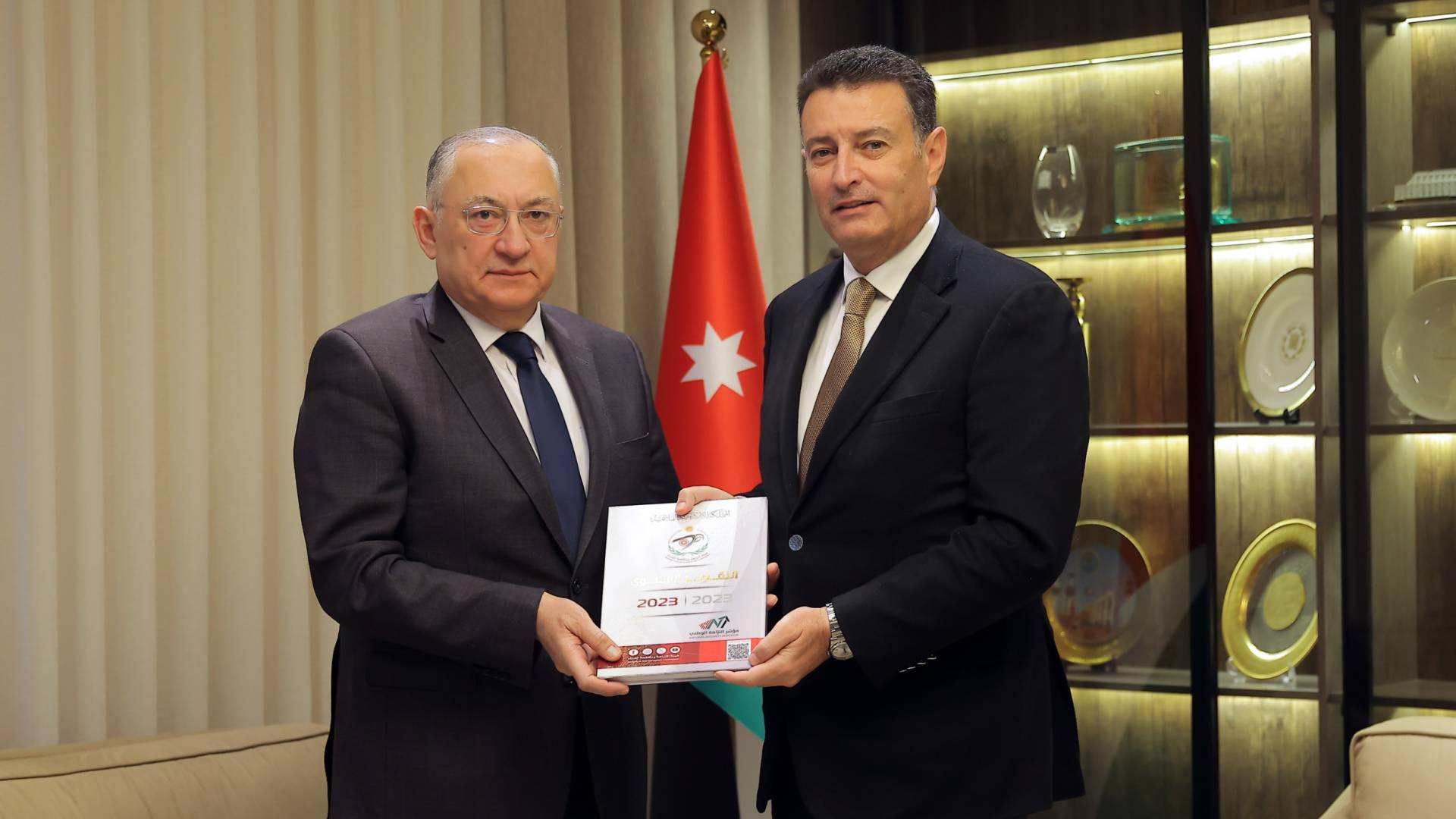 رئيس مجلس النواب أحمد الصفدي يتسلم تقرير هيئة النزاهة ومكافحة الفساد لعام 2023