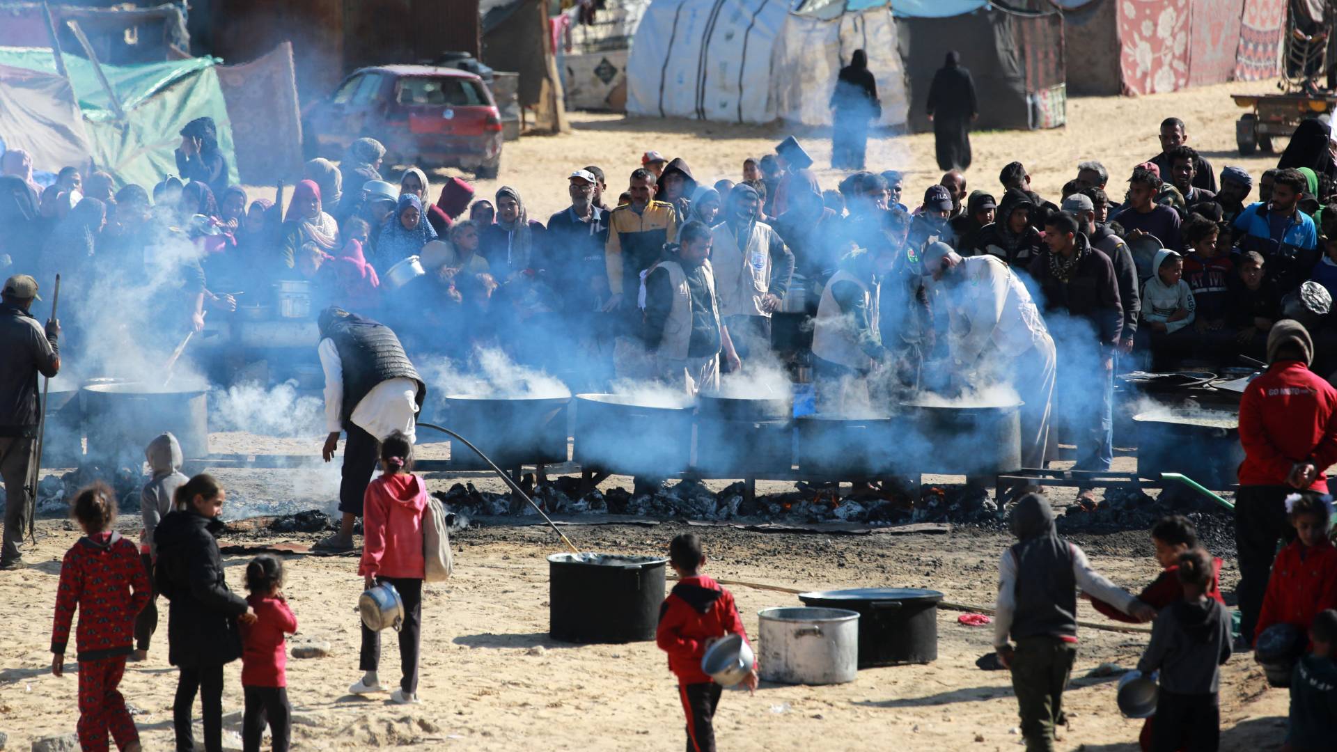 فلسطينيون ينتظرون حصة طعام في مركز توزيع جنوب خان يونس في جنوب قطاع غزة
