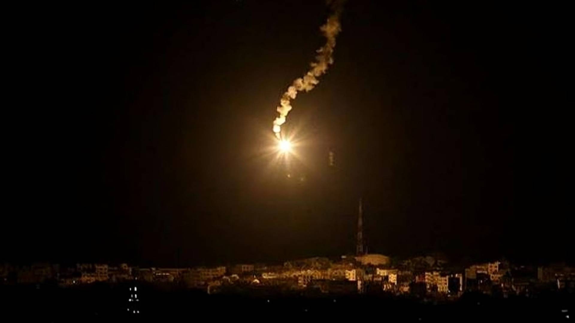 قنابل إنار فوق قطاع غزة