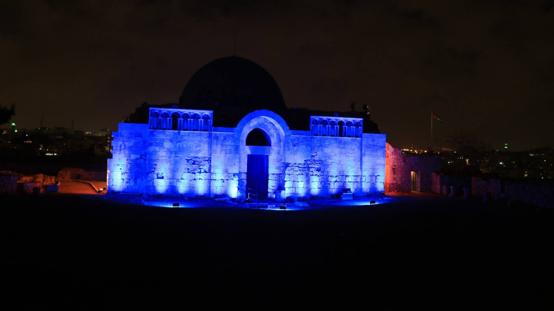 إضاءة جبل القلعة في العاصمة عمان