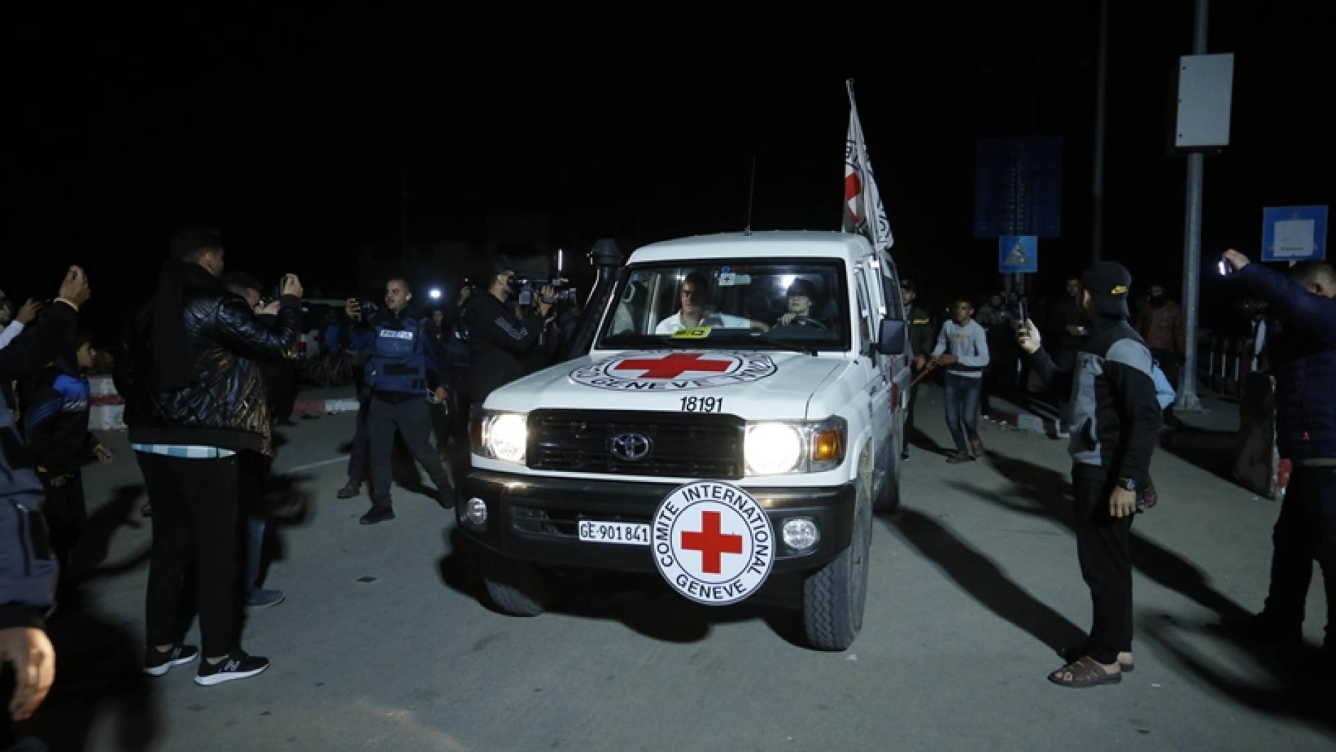 سيارة للصليب الأحمر خلال الصفقة الأولى لتبادل الأسرى