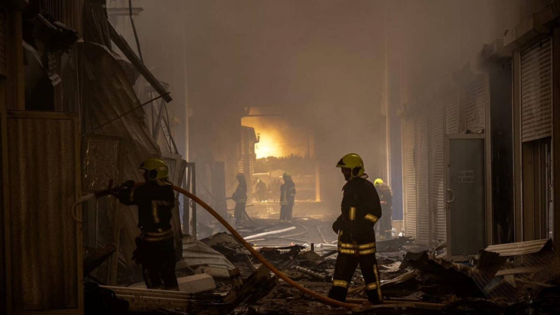 اندلاع حريق من جراء ضربة روسية على أوكرانيا