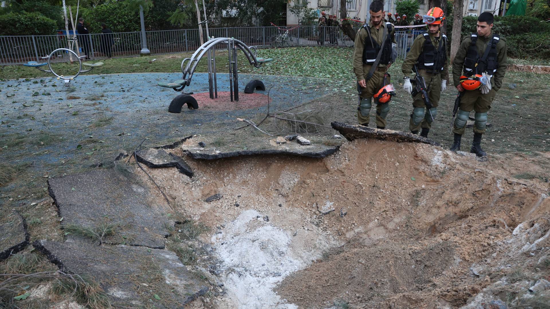 حفرة في الموقع الذي سقطت فيه قذيفة أطلقت من اليمن، في تل أبيب