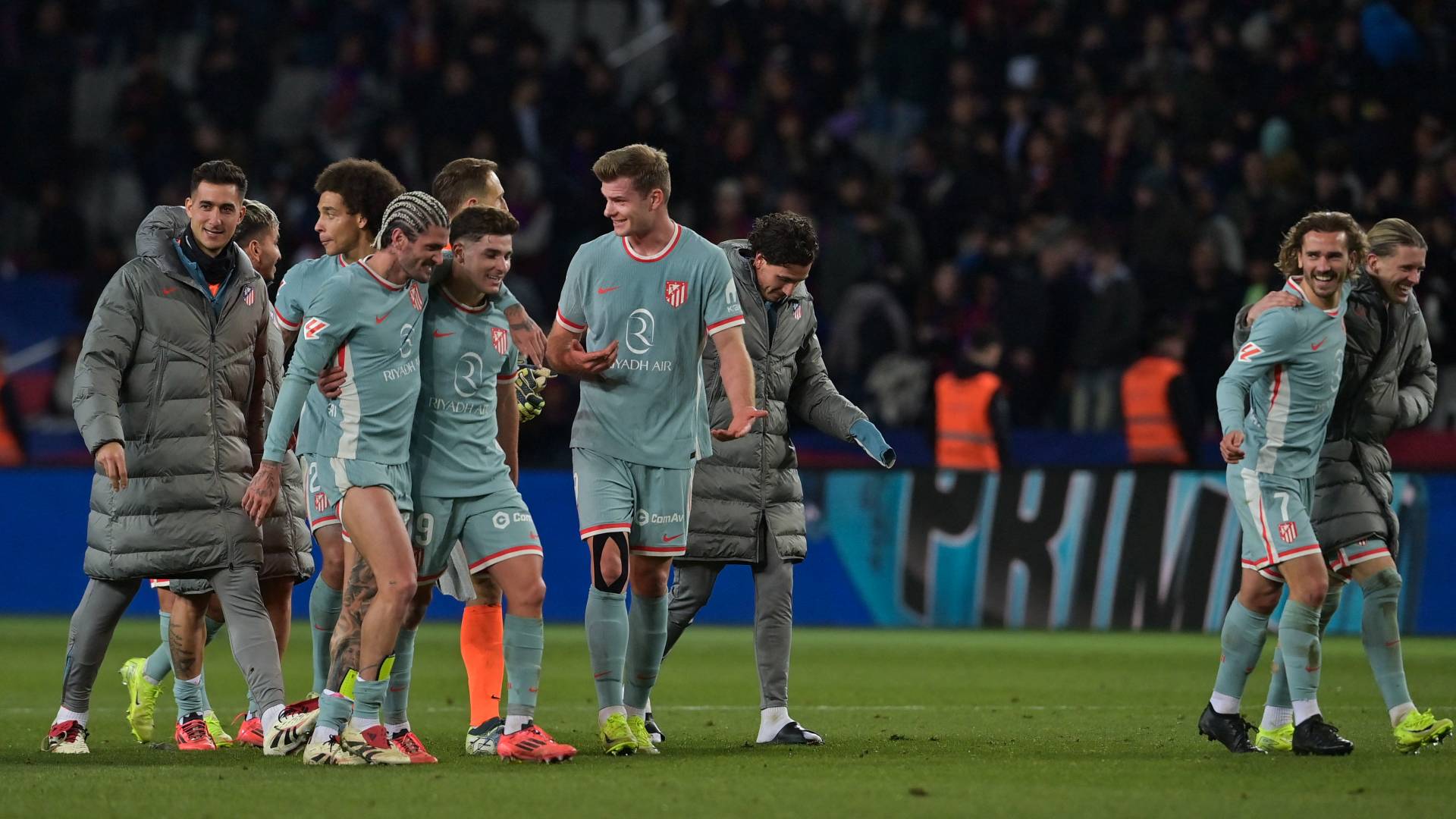 احتفال لاعبي أتلتيكو مدريد بعد فوزهم على برشلونة