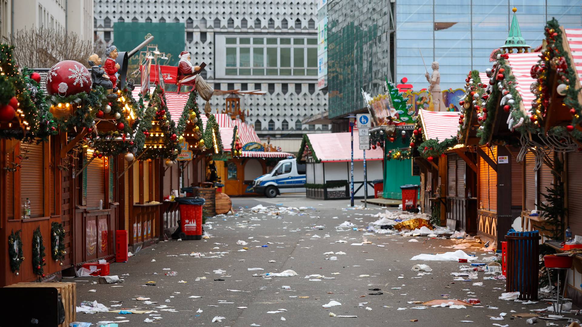 ظهر حطام أكشاك مغلقة في موقع هجوم دهس بسيارة في سوق عيد الميلاد في ماغديبورغ، شرق ألمانيا
