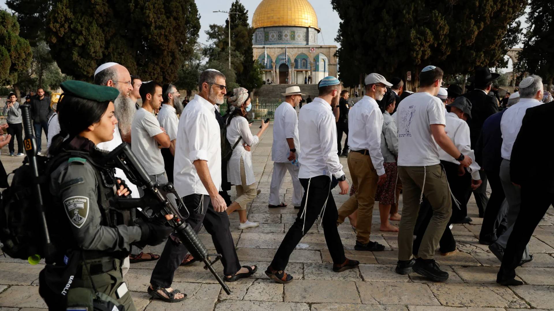 مستوطنون يقتحمون ساحات الأقصى
