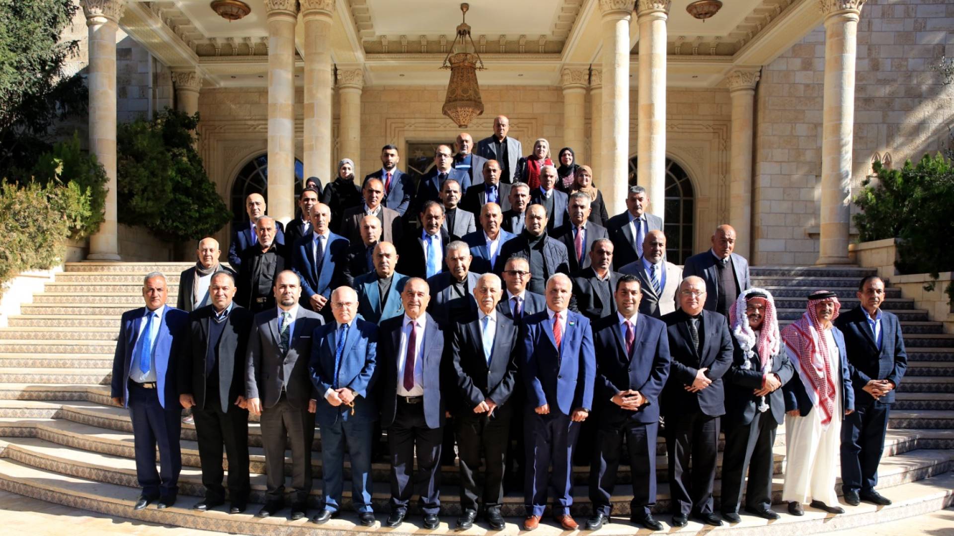 رئيسي الديوان الملكي خلال لقائه باوفدين