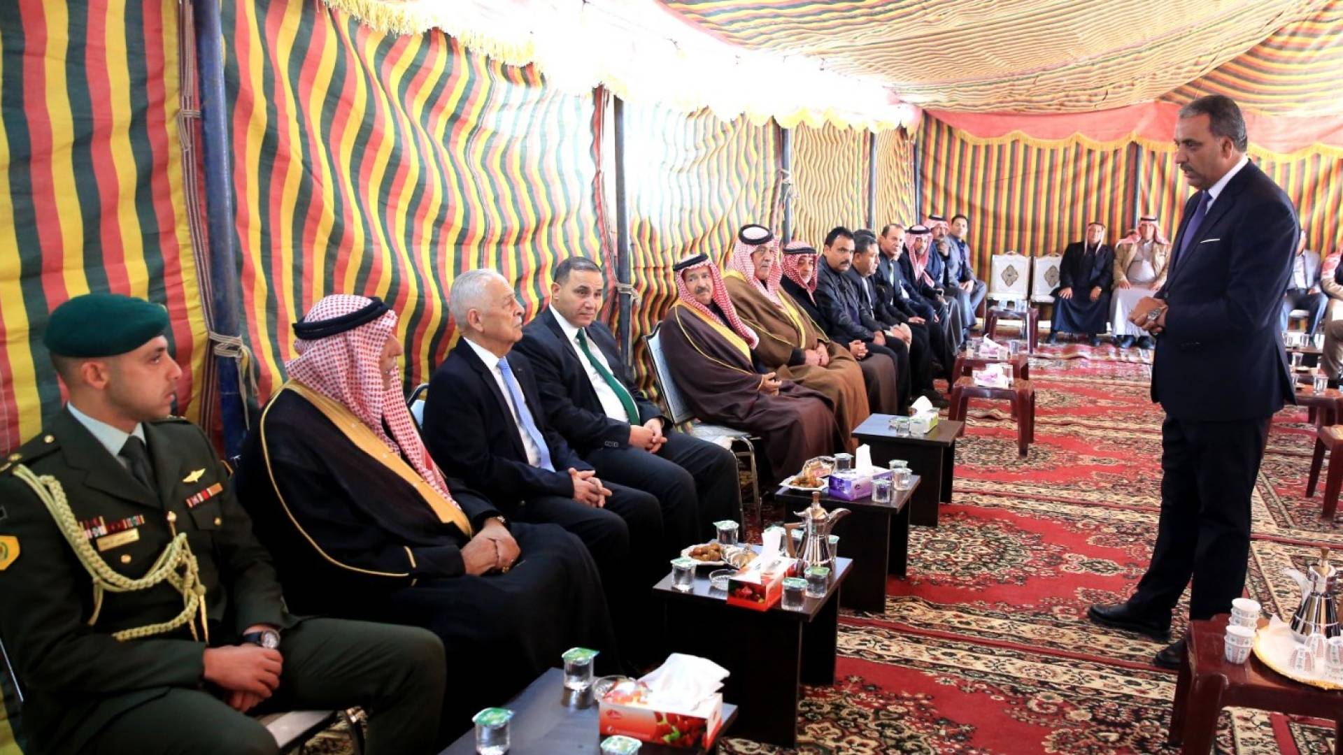 رئيس الديوان الملكي يوسف العيسوي يقدم واجب العزاء في الزرقاء