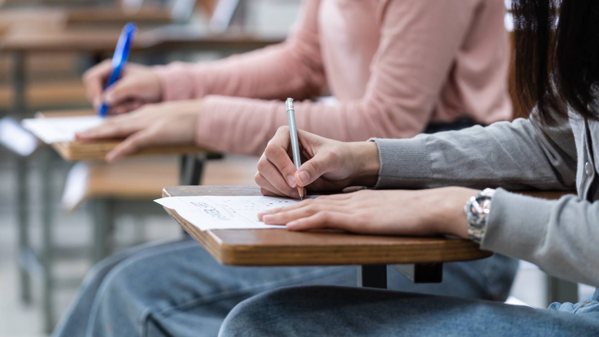 طلبة يتقدمون لامتحان "تعبيرية"