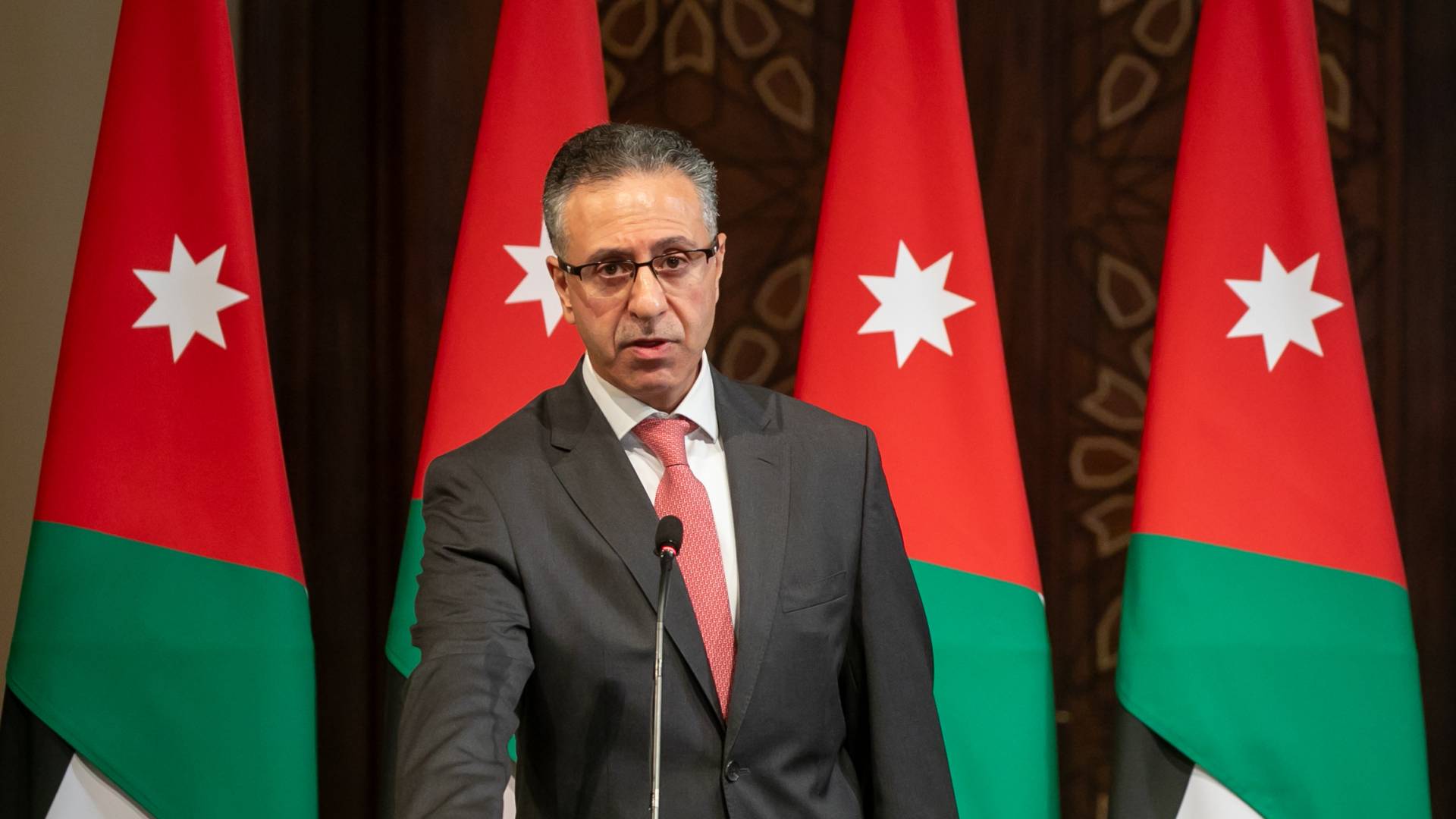 وزير الصناعة يعرب القضاة