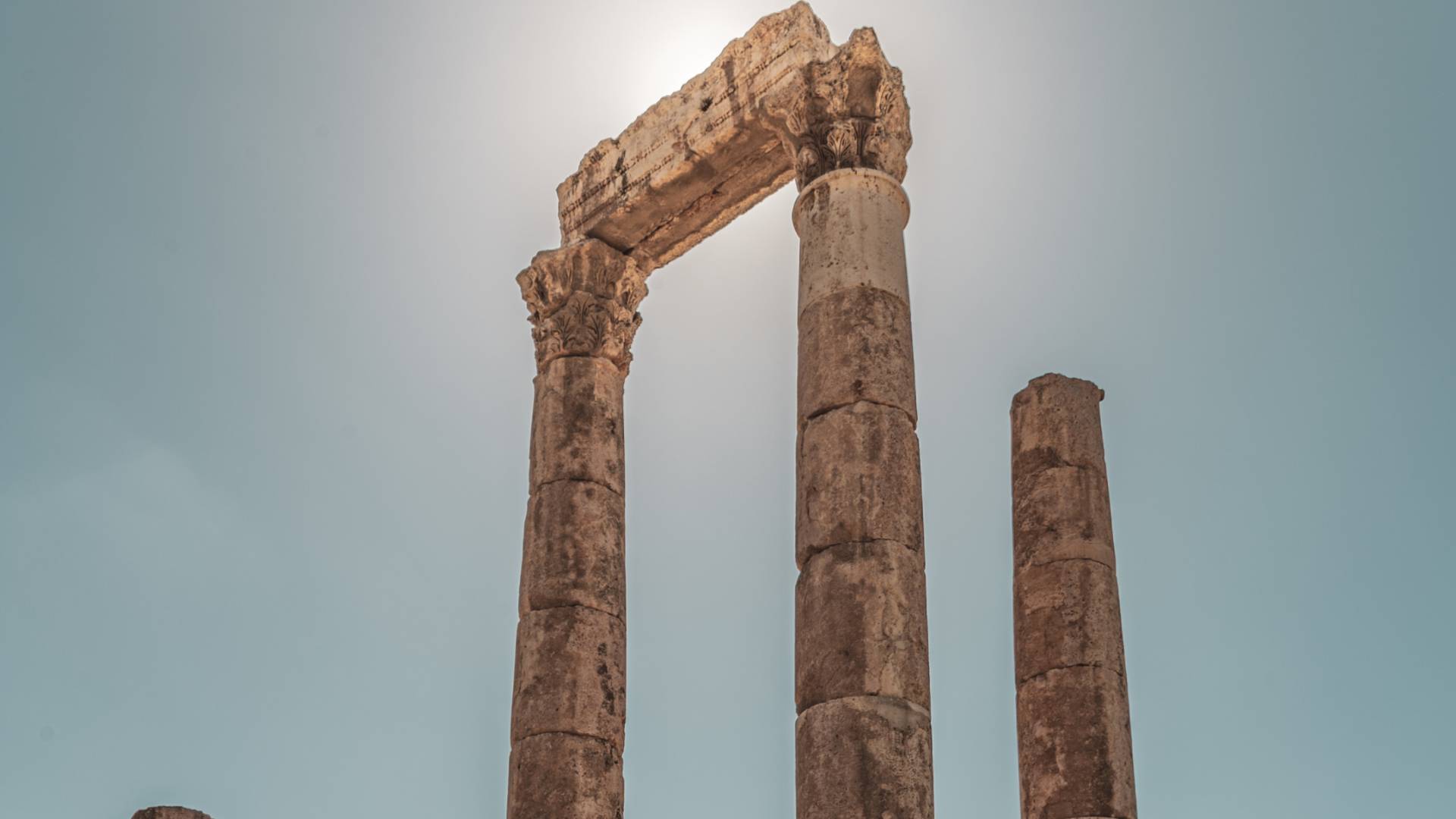 سطوع الشمس في العاصمة عمان