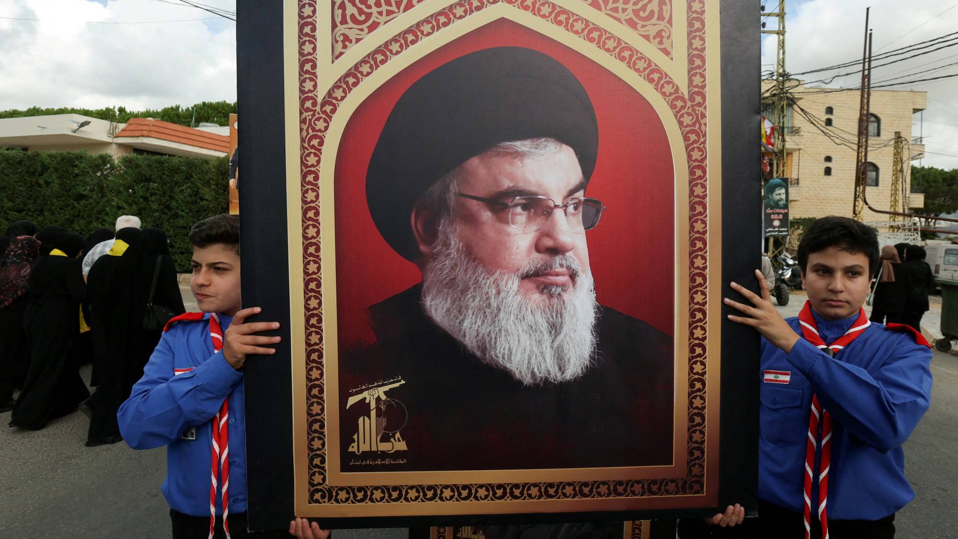 طفلان يحملان صورة الأمين العام السابق لحزب الله حسن نصر الله