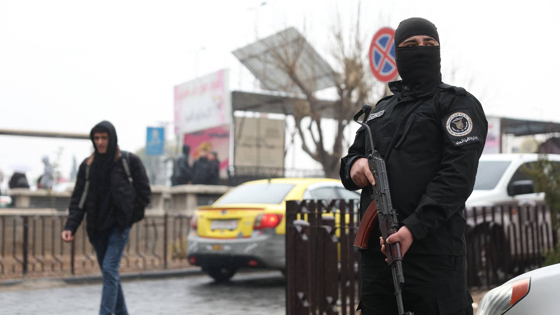 أحد أفراد قوات الأمن السورية، تحت إشراف الحكومة الانتقالية