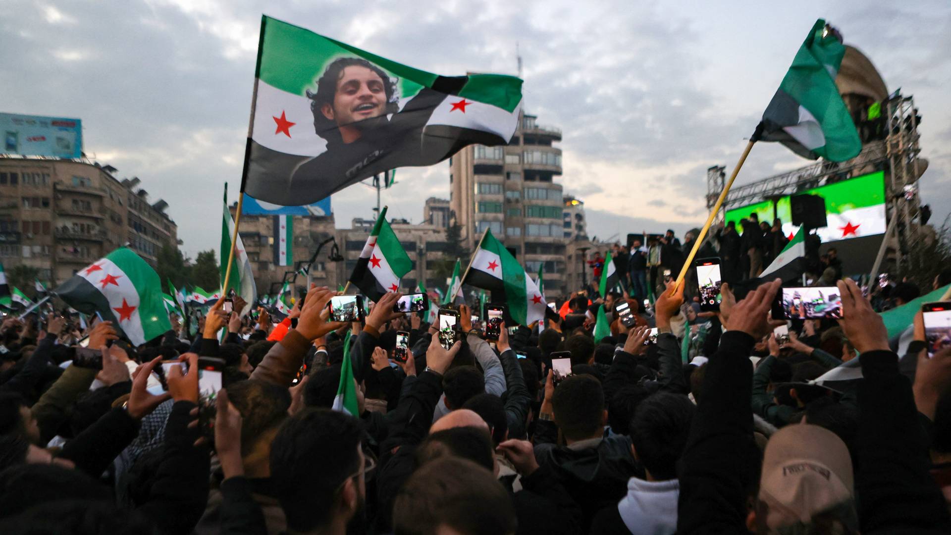 سوريون يحتفلون بسقوط نظام بشار الأسد