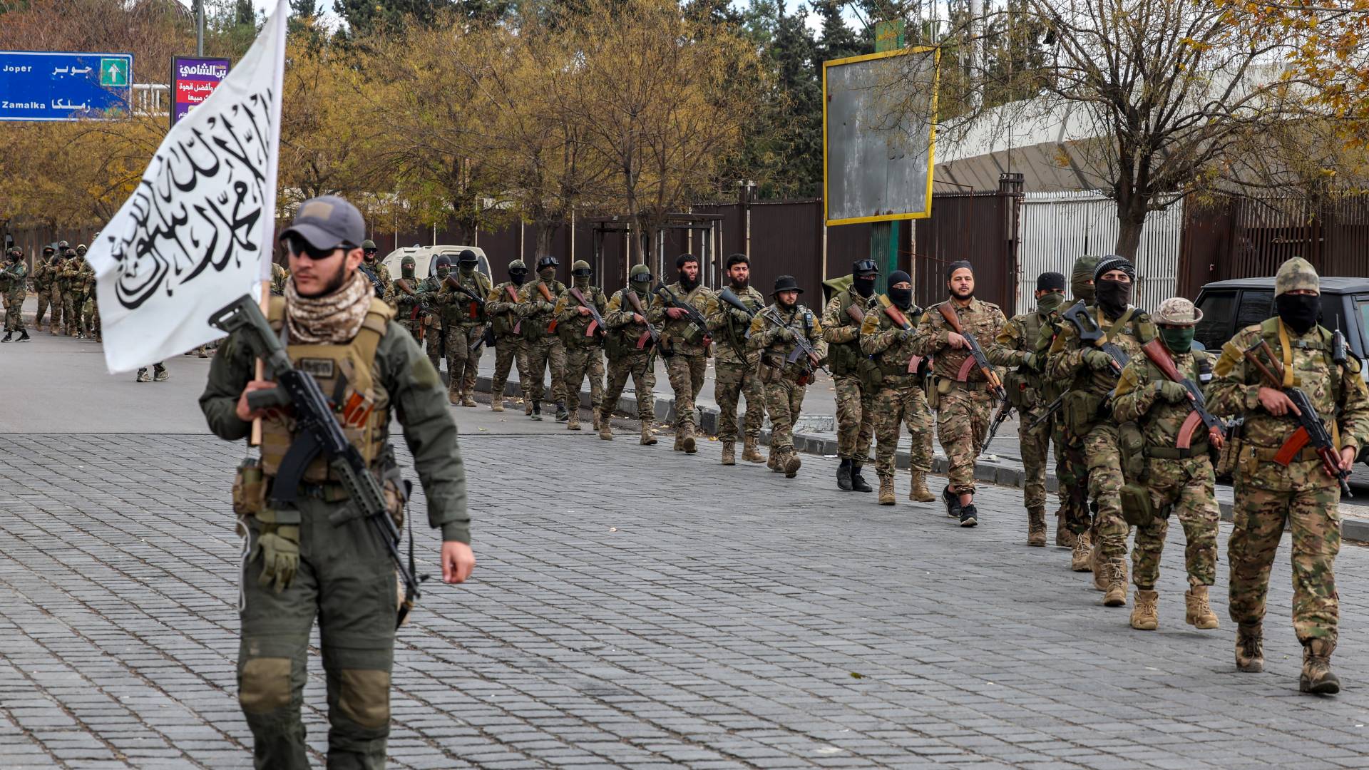 مقاتلون تابعون للإدارة السورية الجديدة يشاركون في عرض عسكري في العاصمة دمشق