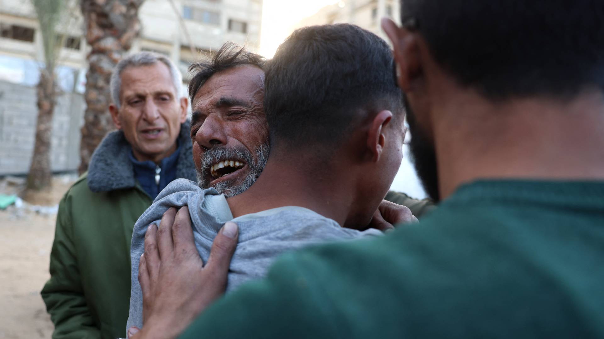 فلسطيني ينعى أحد أقاربه الذي استشهد في غارة للاحتلال في مستشفى ناصر في خان يونس جنوب قطاع غزة