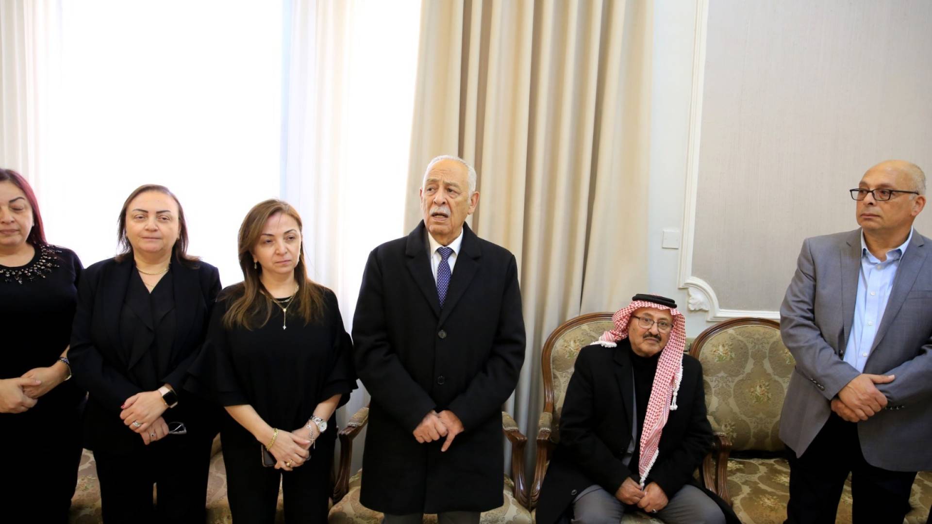 رئيس الديوان الملكي يوسف العيسوي اثناء تقديمه واجب العزاء