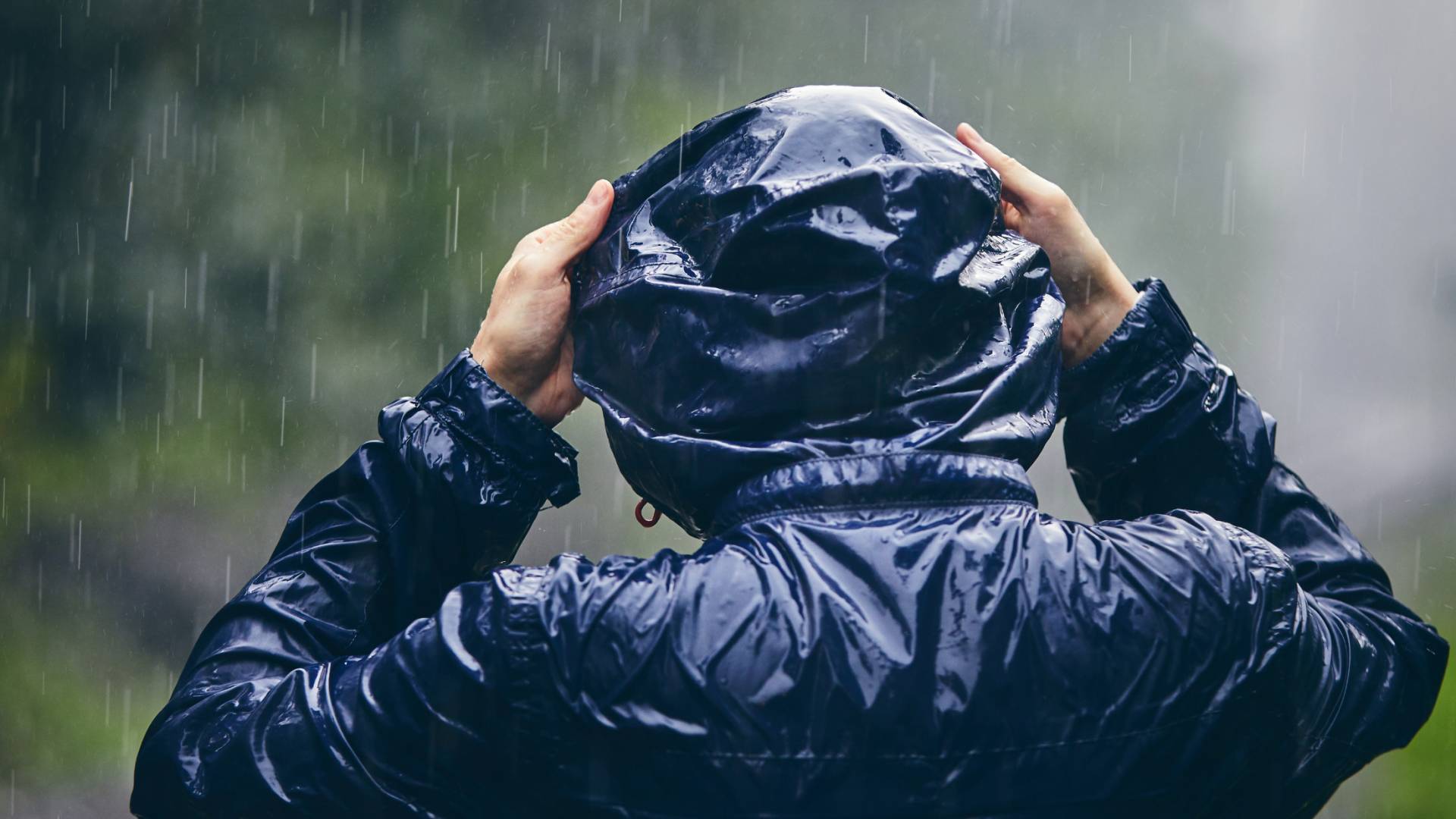 شخص يرتدي ملابس شتوية