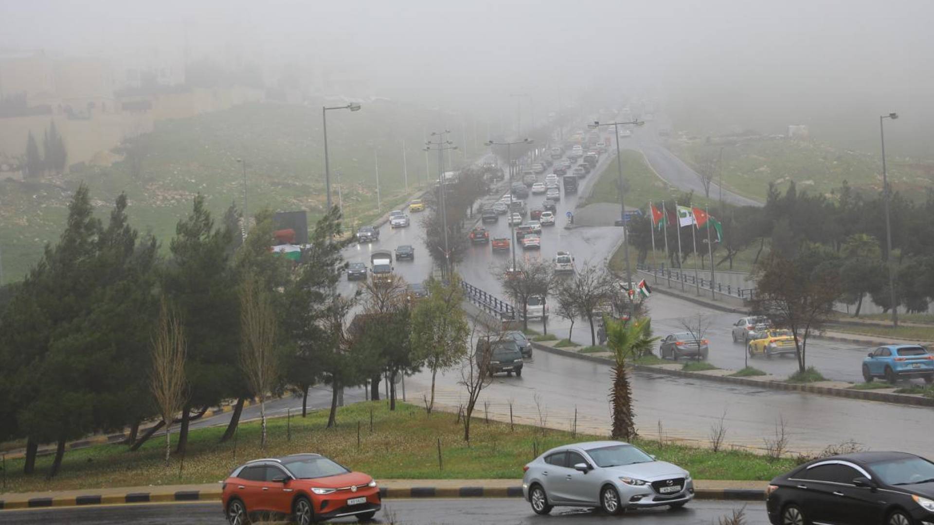 أمطار غزيرة في أحد شوارع العاصمة
