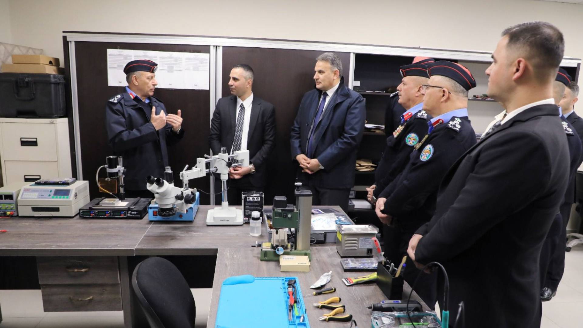 اللواء عبيدالله المعايطة لدى زيارته مبنى وحدة مكافحة الجرائم الالكترونية