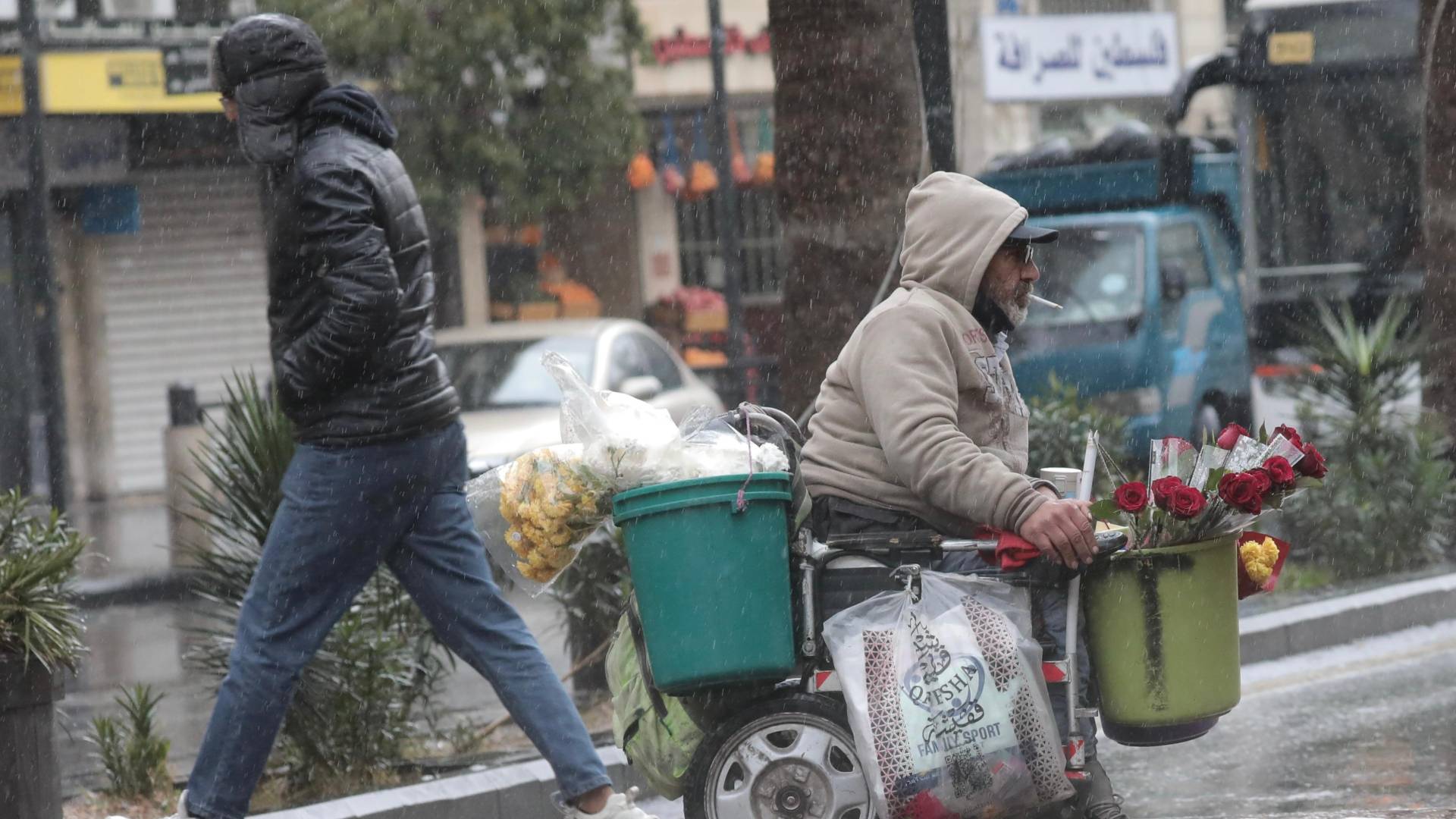 مشهد اثناء هطول المطر في العاصمة عمان