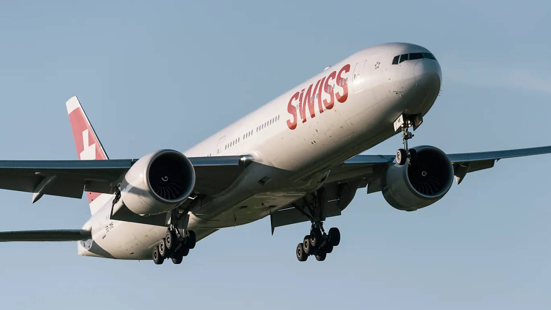 وفاة أحد أفراد طاقم الضيافة في طائرة سويسرية بعد أسبوع من هبوطها اضطراريا