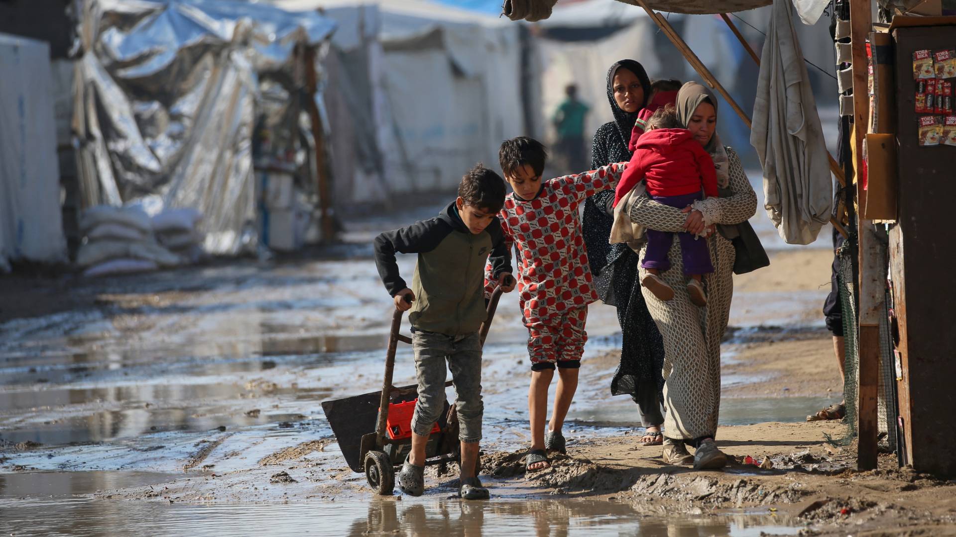 الأمطار تزيد معاناة أهالي قطاع غزة