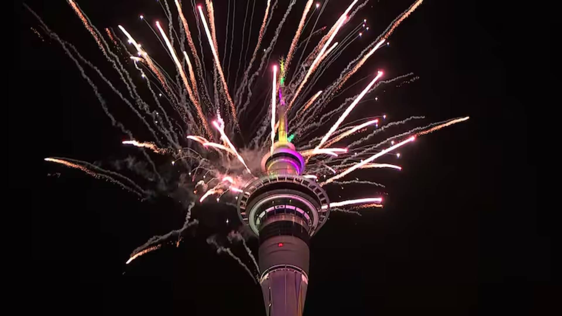 نيوزيلندا أول دولة تستقبل 2025 - فيديو