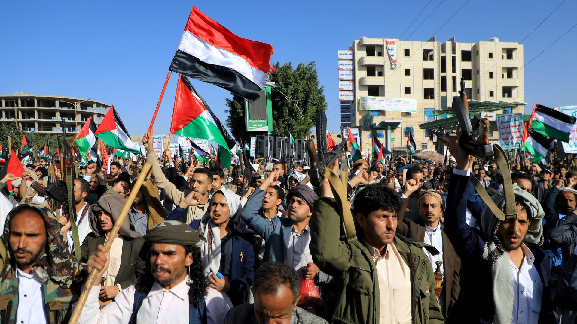 اليمنيون يتظاهرون تضامنا مع غزة