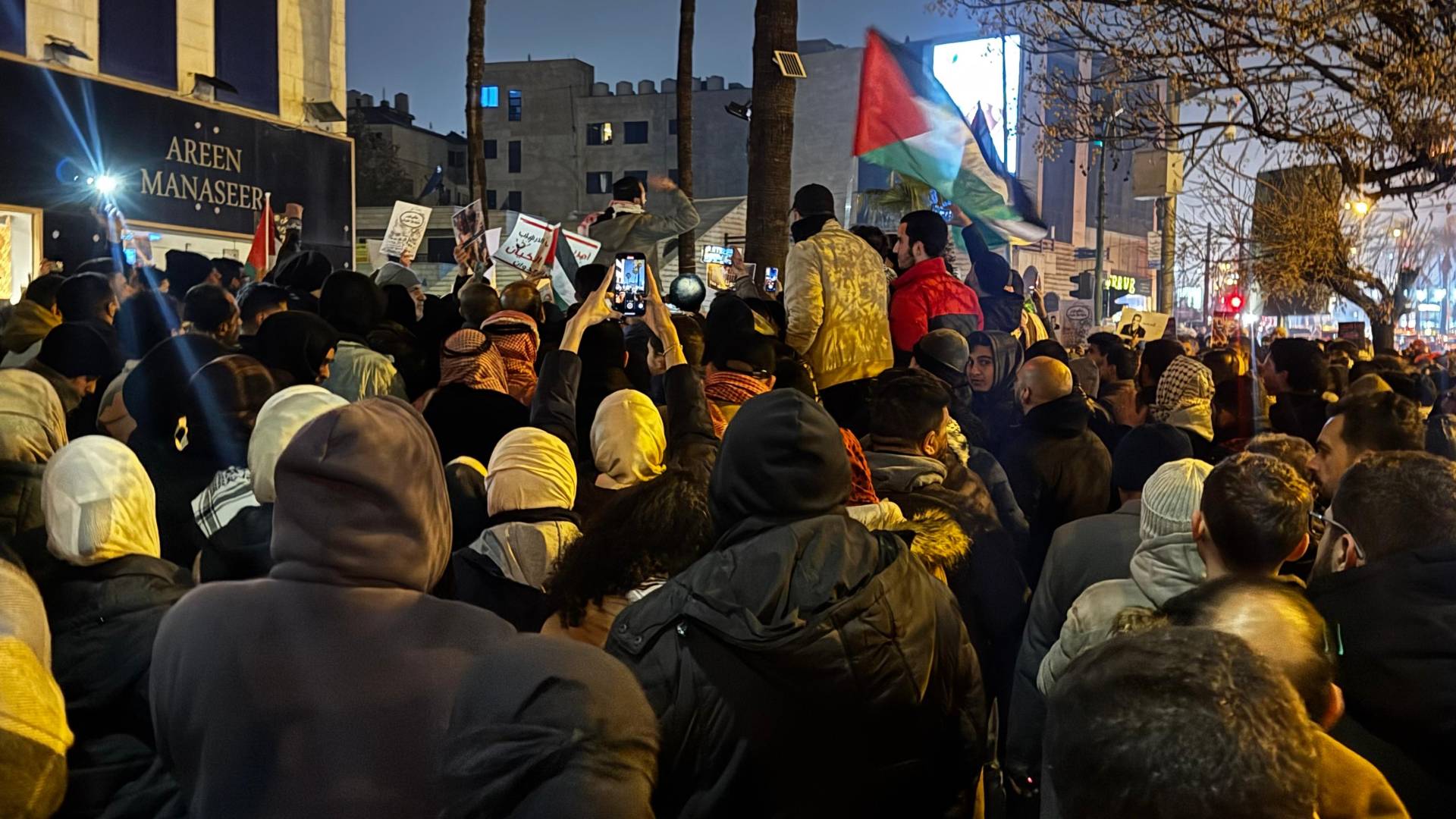 أردنيون ينهون عامهم بوقفة تضامنية مع غزة بالقرب من السفارة الأمريكية