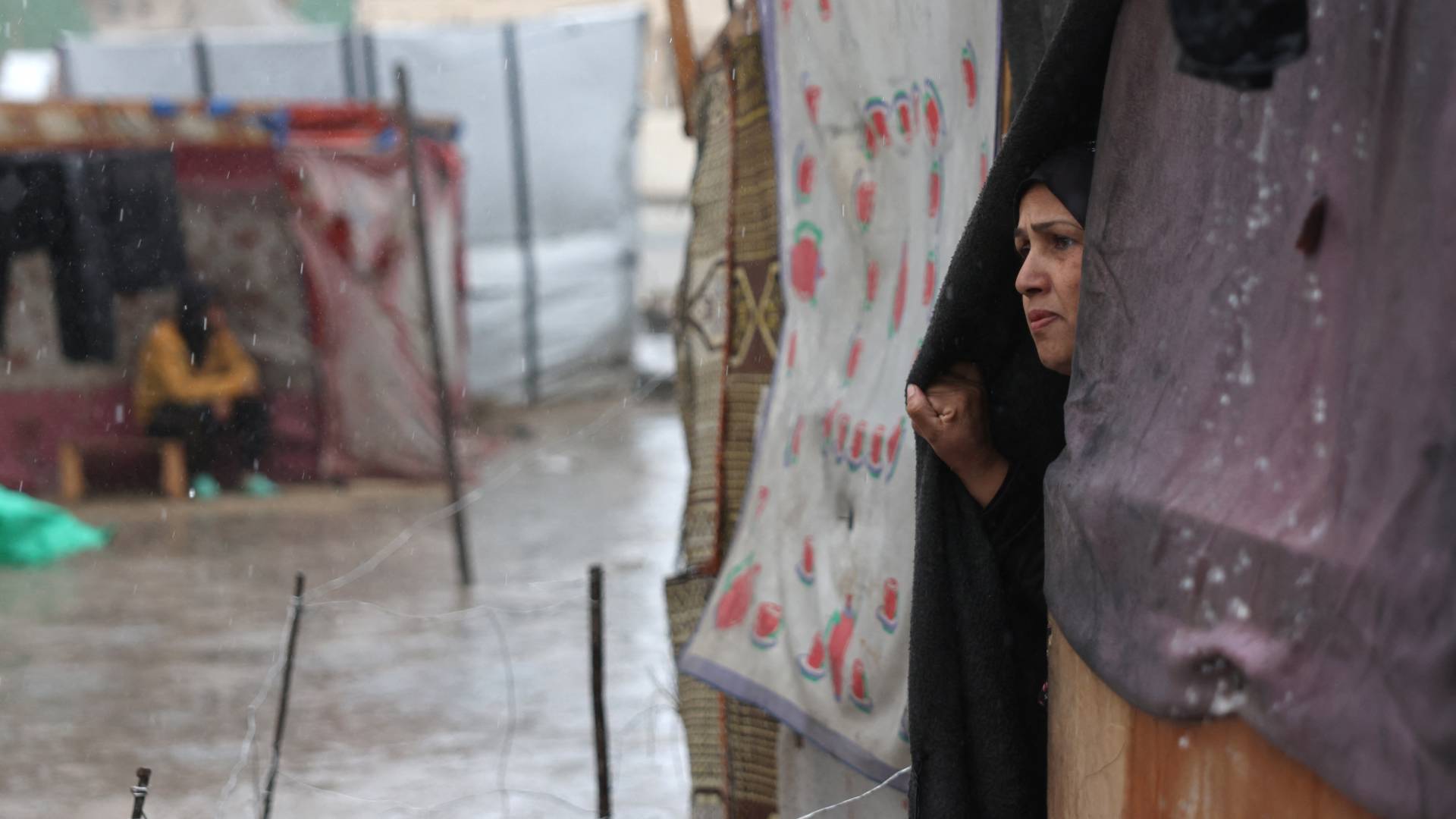 سيدة من غزة في خيام النزوح تحت الأمطار